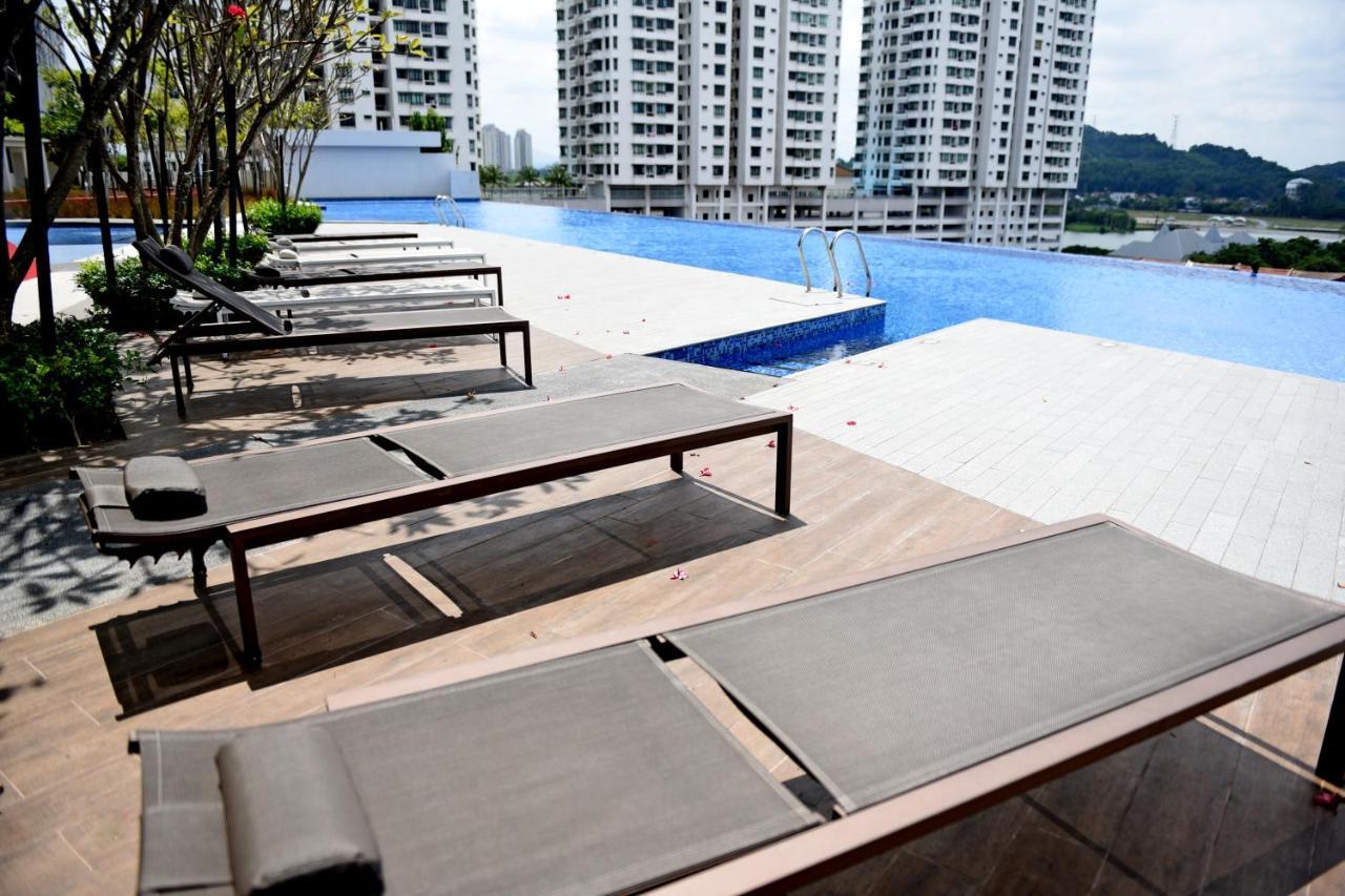 Mines Astetica Lake View Condo Seri Kembangan V1 エクステリア 写真